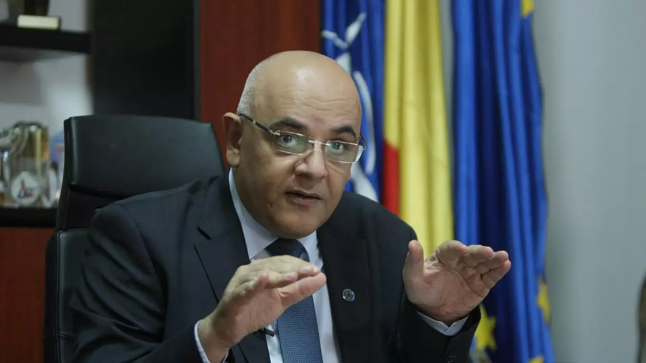 Serviciul de urgenţă 112 este în pericol să cedeze. Raed Arafat, în biroul său, gesticulând din mâini în timpul unui interviu