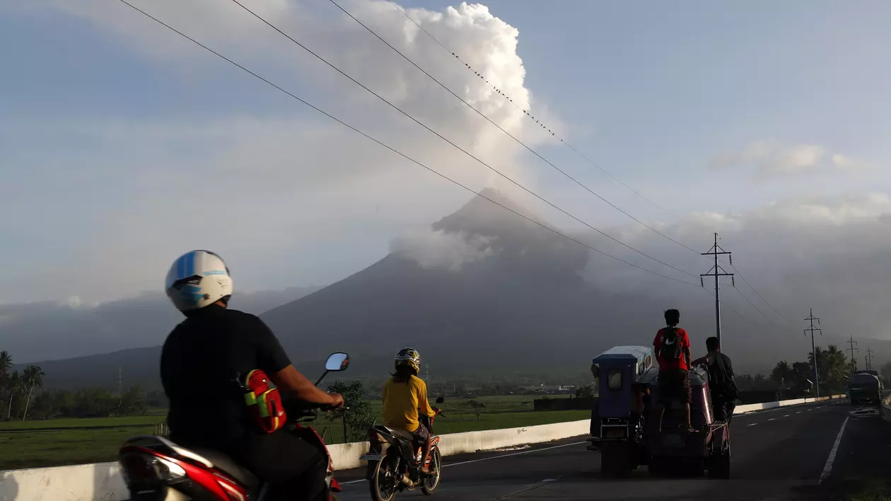 Un vulcan a erupt în Japonia. Cenușa a ajuns la 5 km înălțime