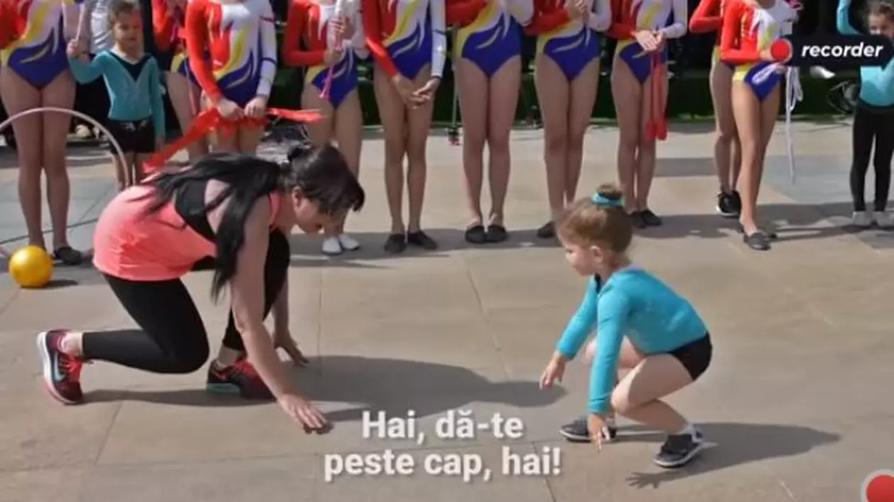 O fetiţă din Piteşti s-a dat peste cap în faţa premierului Viorica Dăncilă. Fetița și profesoara sa, în momentul în care micuța încerca să facă o tumbă