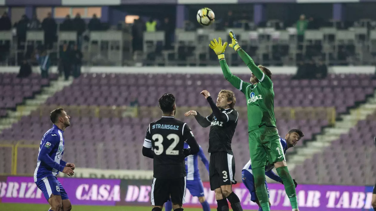 Liga 1 la fotbal, etapa 4, play-out. Gaz Metan Mediaș - ACS Poli Timișoara. În ultimul meci direct, medieșenii, în negru, s-au apărat foarte bine și au scos un punct la Timișoara
