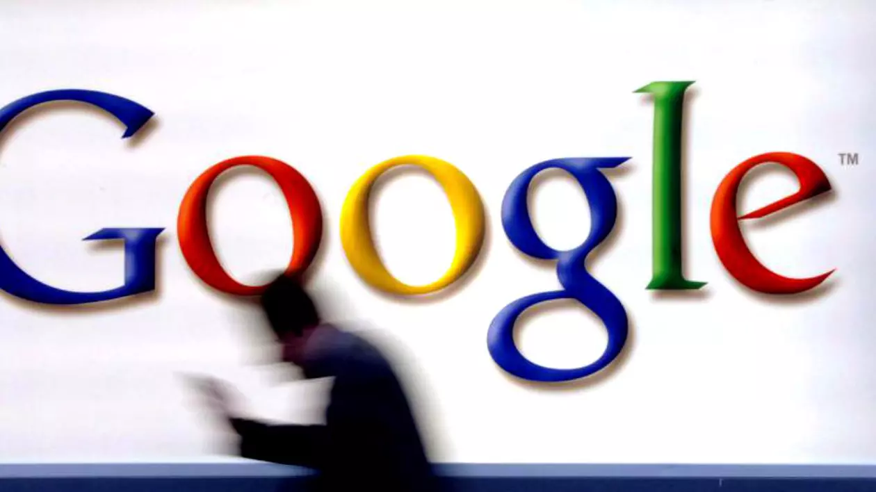 Google i-a răspuns lui Donald Trump, după acuzațiile președintelui SUA. Logo-ul Google cu un om care trece prin fața lui