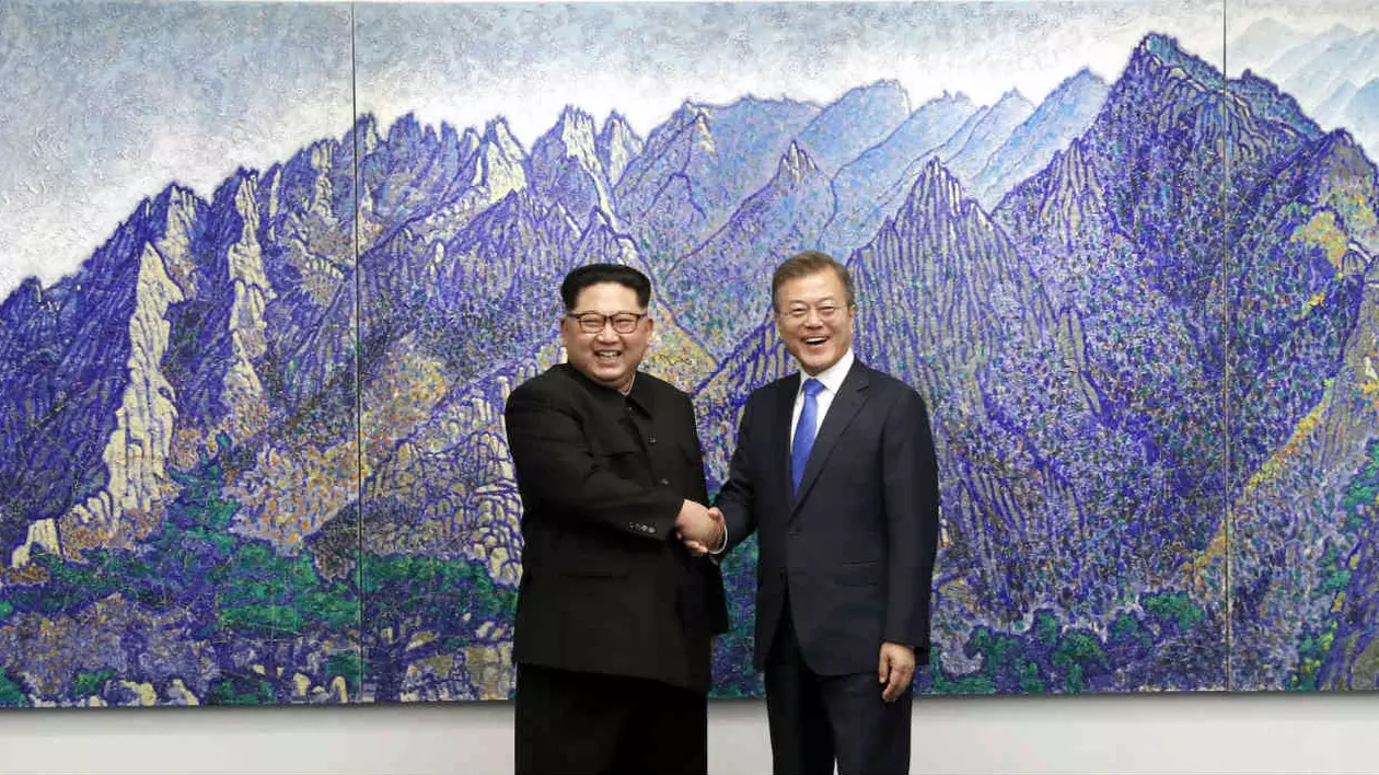 UPDATE. Kim Jong-un a trecut pe jos granița dintre cele două Corei. Este primul lider nord-coreean care merge în Sud / GALERIE FOTO