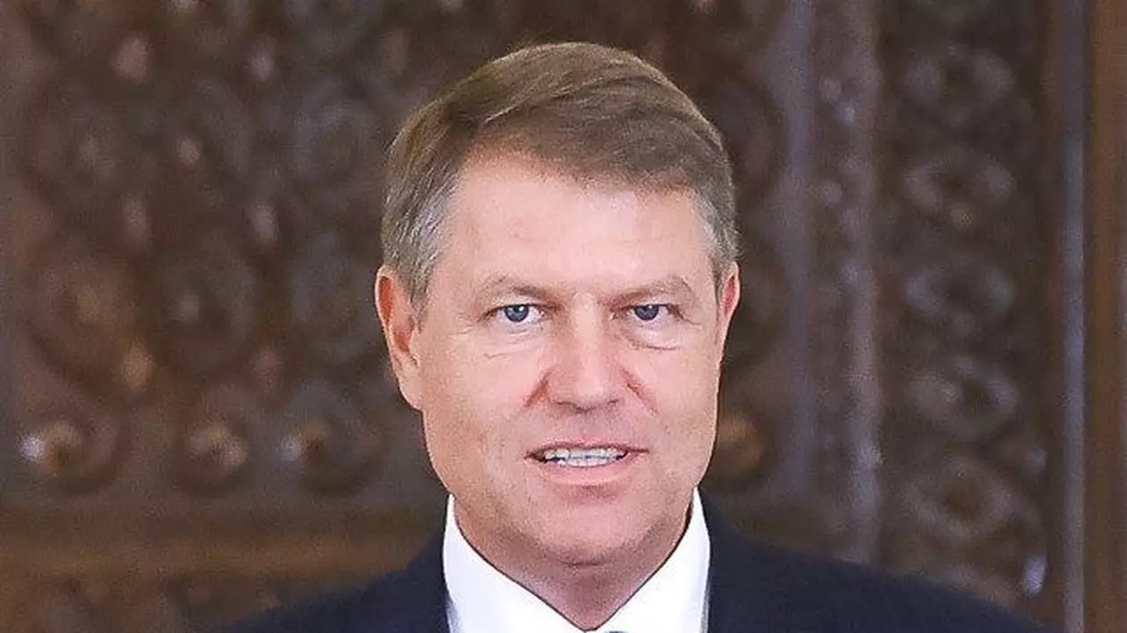 Generalul Silviu Predoiu, trecut în rezervă. Președintele României, Klaus Iohannis, la costum, în Palatul Cotroceni