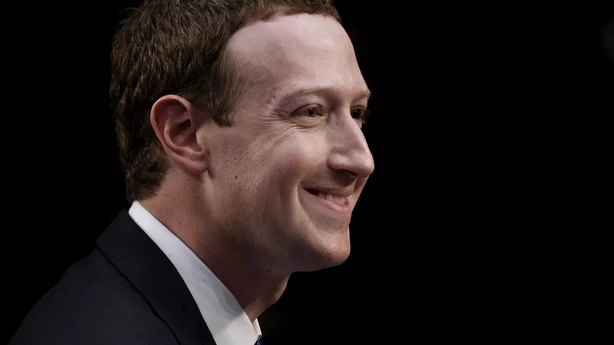 Facebook nu va permite utilizatorilor să refuze reclamele personalizate. Aceștia au opțiunea de a nu folosi rețeaua socială. Mark Zuckerberg zâmbind diavolesc la audierile din Congresul SUA