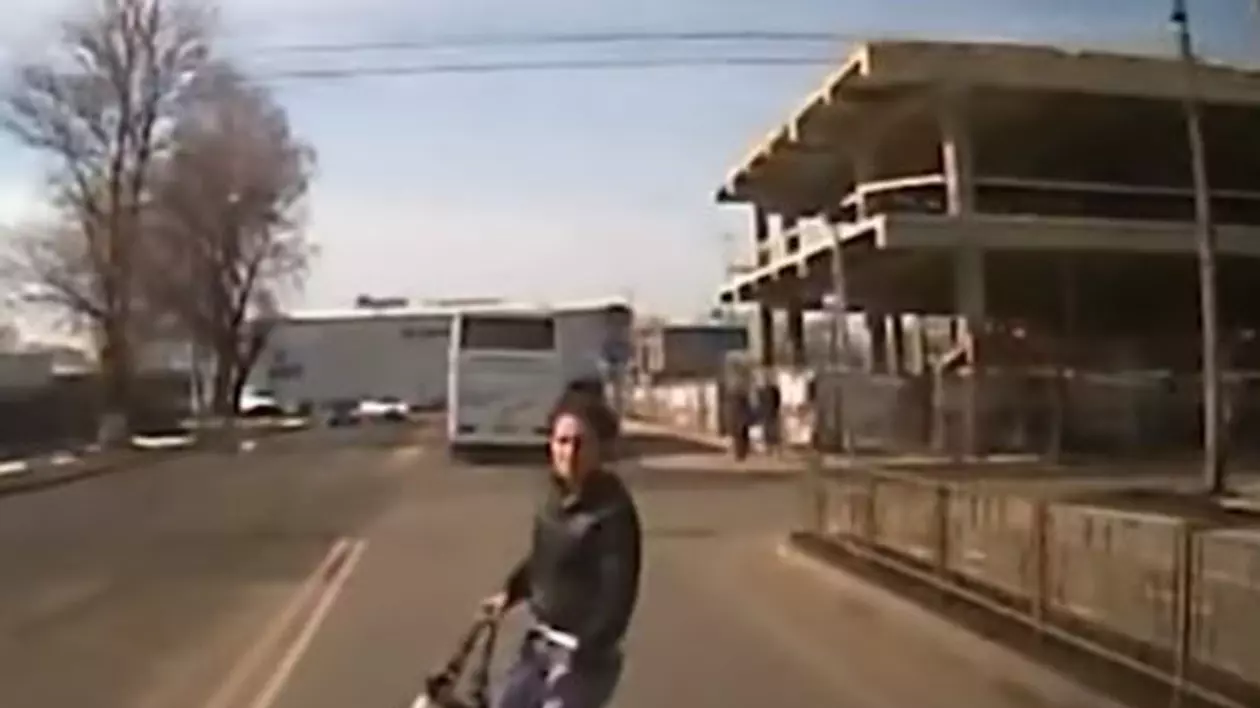 o femeie s-a aruncat in fata masinii in Rusia