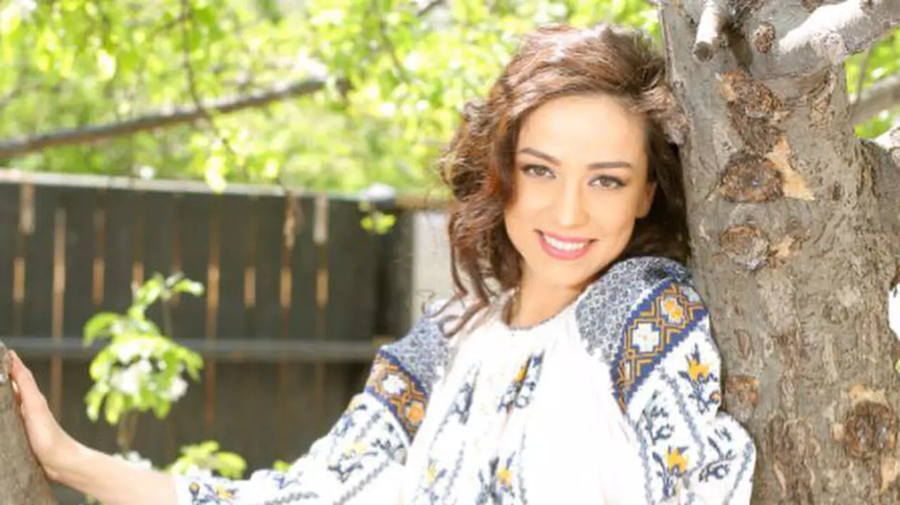 Scandal declanșat de premiul primit de Olivia Steer pentru „rolul său activ în societate”. Olivia Steer, în costum popular național