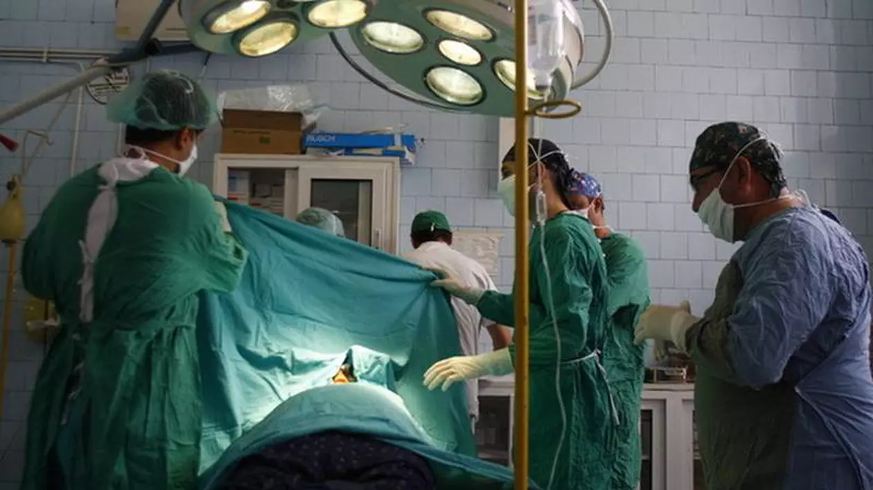 echipa medicala in timpul unei interventii chirurgicale