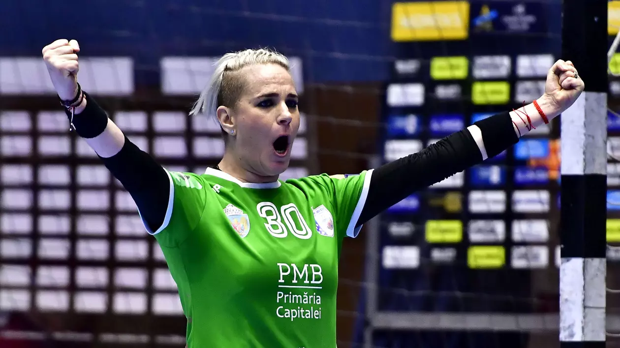 CSM București are patru handbaliste nominalizate pentru echipa ideală a Ligii Campionilor: Paula Ungureanu, jubilând după ce a apărat aruncarea unei adversare.
