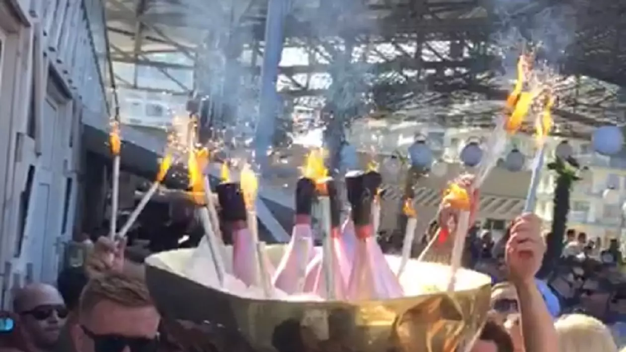 Au început petrecerile în cluburile de fițe din Mamaia. Vedete, elicoptere, roabe de vin și șampanie de 100.000 de euro!