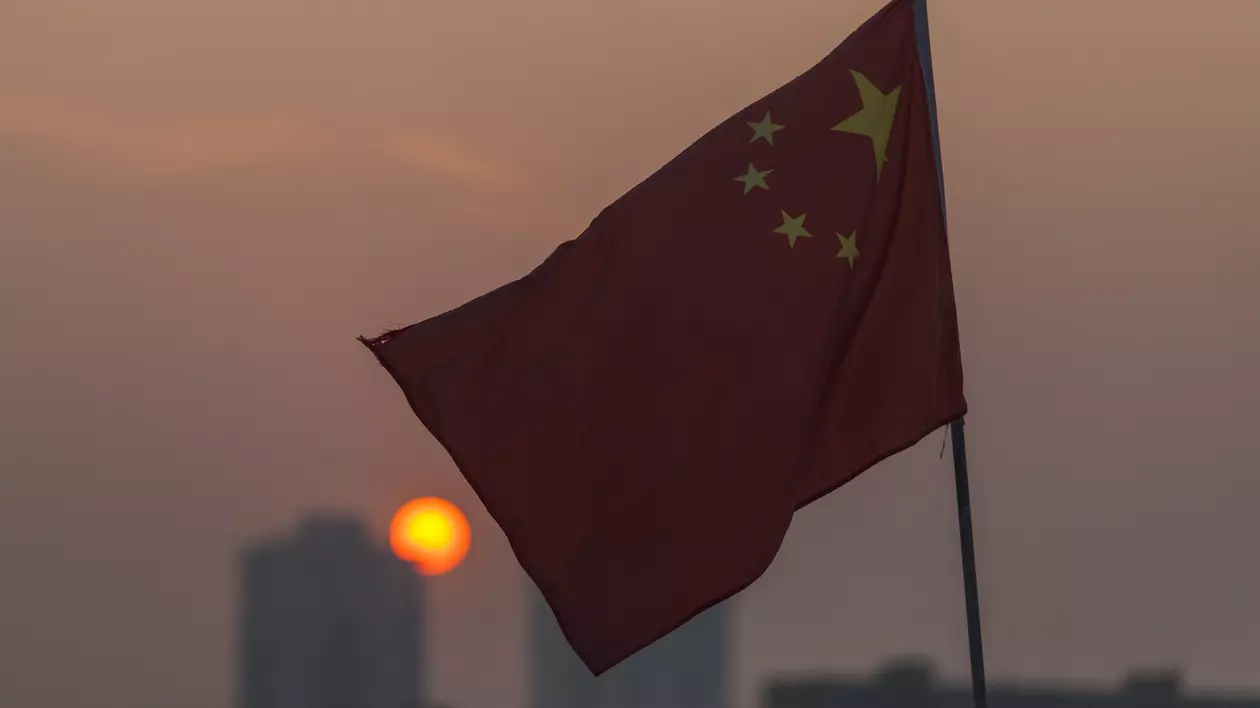 China înfruntă o adevărată criză demografică. Populația sa ar putea scădea din 2027, iar Statele Unite ar putea avea mai mulți locuitori în anul 2100. Steagul Chinei în apus
