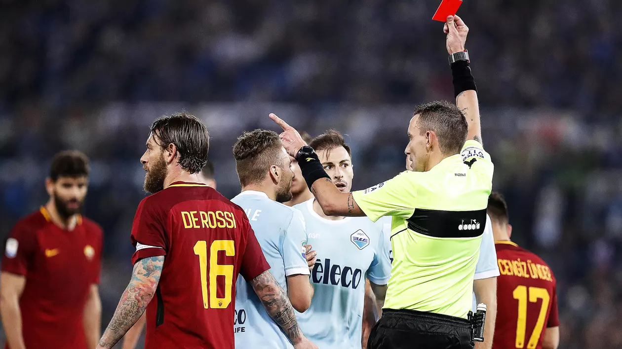 Ștefan Radu a primit cele mai mici note pentru evoluția din derby-ul Lazio - Roma: Ștefan Radu primește cartonașul roșu în timpul derby-ului Romei.
