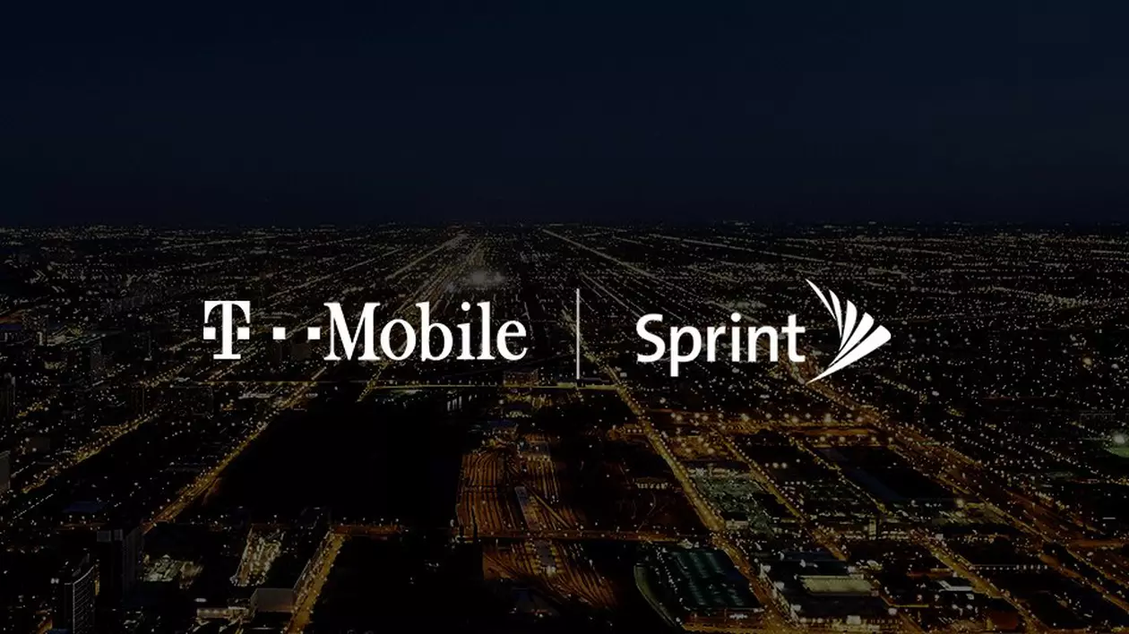T-Mobile cumpără Sprint cu 26 de miliarde de dolari. Siglele T-Mobile și Sprint pe fundal negru, cu un oraș luminat noaptea în spate