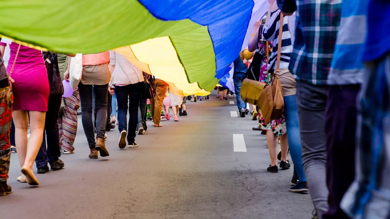 Biserica are ”porțile deschise” pentru homosexuali, a transmis BOR, dar enoriașii își fac cruce. ”Doamne ferește. A zis Biserica așa ceva? Nu cred!”