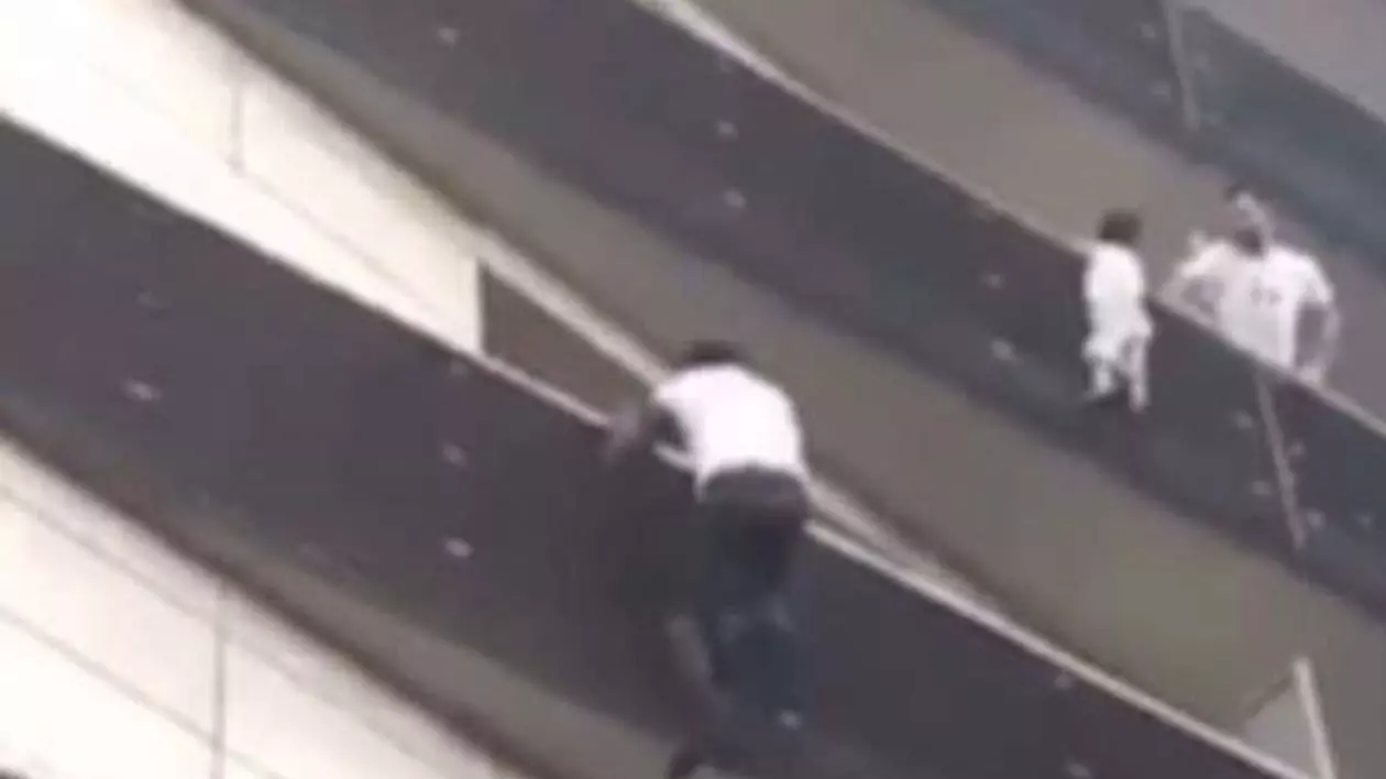 Un imigrant din Mali a ajuns erou la Paris. A escaladat în câteva secunde o clădire, pentru a salva un copil care atârna în gol / VIDEO