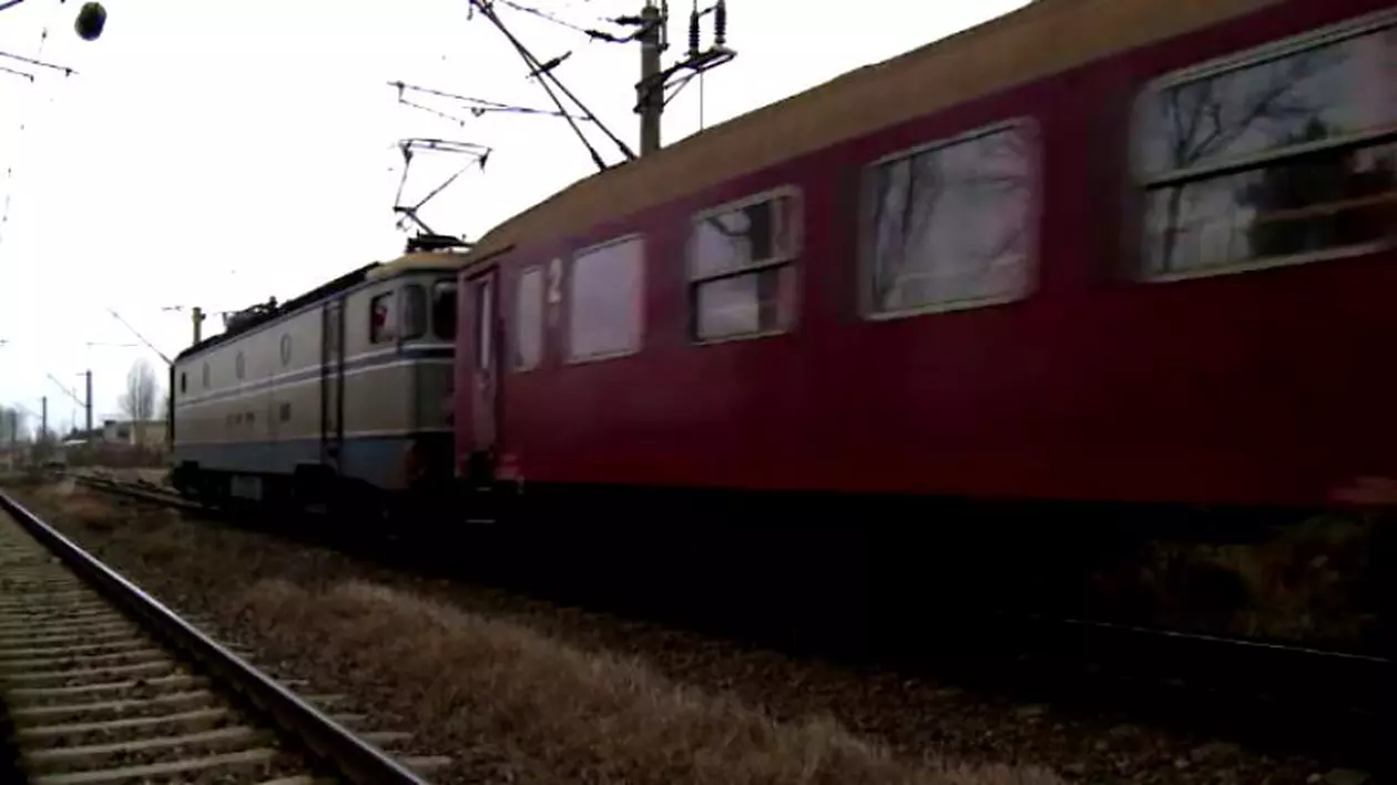 Adolescent electrocutat în gara din Sfântu Gheorghe. Băiatul de 14 ani s-a urcat pe un vagon ca să facă poze