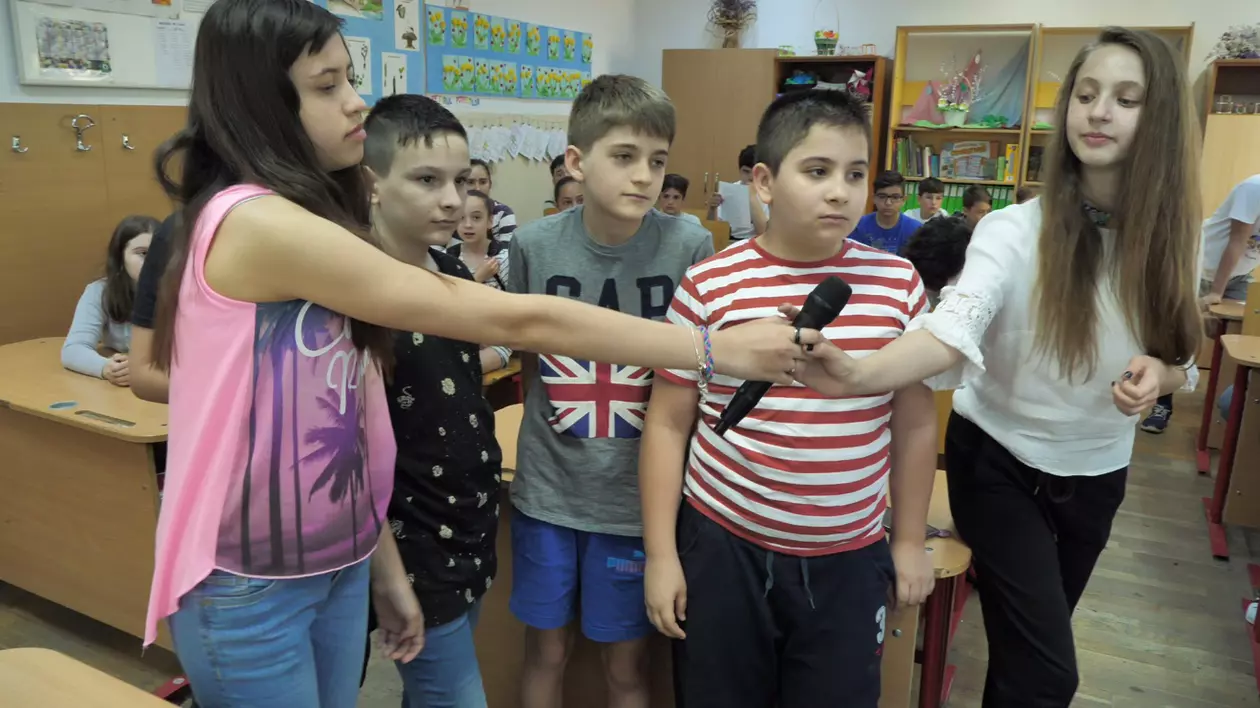Elevii au făcut pe jurnaliștii, de Școala Altfel. Mai mulți elevi, împărțind microfonul