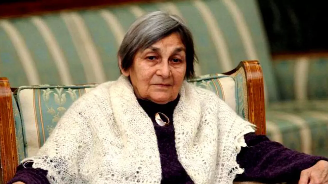 Programul funeraliilor Doinei Cornea. Doina Cornea, tristă, stând pe un fotoliu