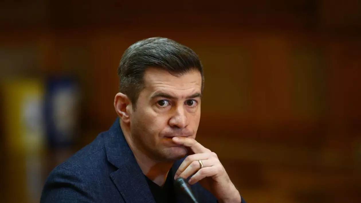 Reacția lui Dragoș Pătraru după ce a fost dat afară de la TVR. “Fac aici câteva precizări, pentru cei interesați“
