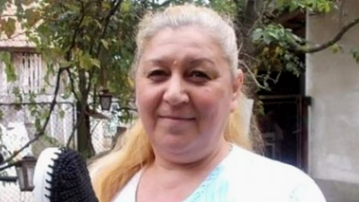 O fostă șomeră din Timiș face bani din pantofi croșetați