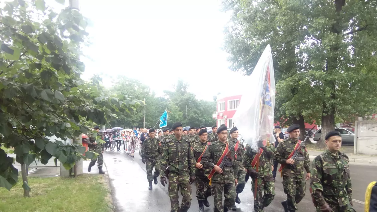 Sute de persoane au participat la procesiunea tradiţională de Ziua Eroilor de la Galați