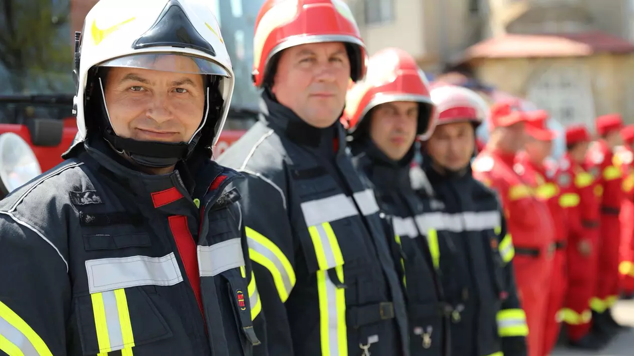 Minivacanța de 1 Mai a fost ”încinsă” de 300 de incendii. pompieri militari