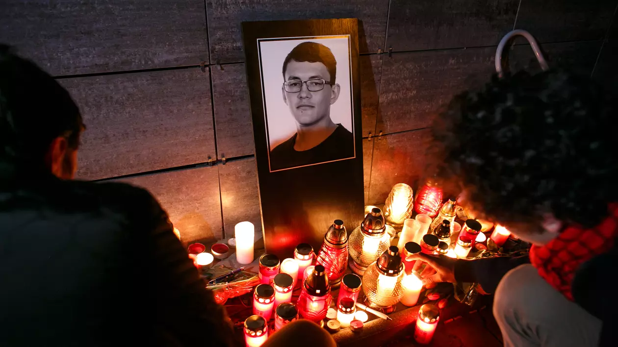 Suspecţi reținuți în cazul asasinării jurnalistului Jan Kuciak. Fotografia lui Jan Kuciak, înconjurată de lumânări