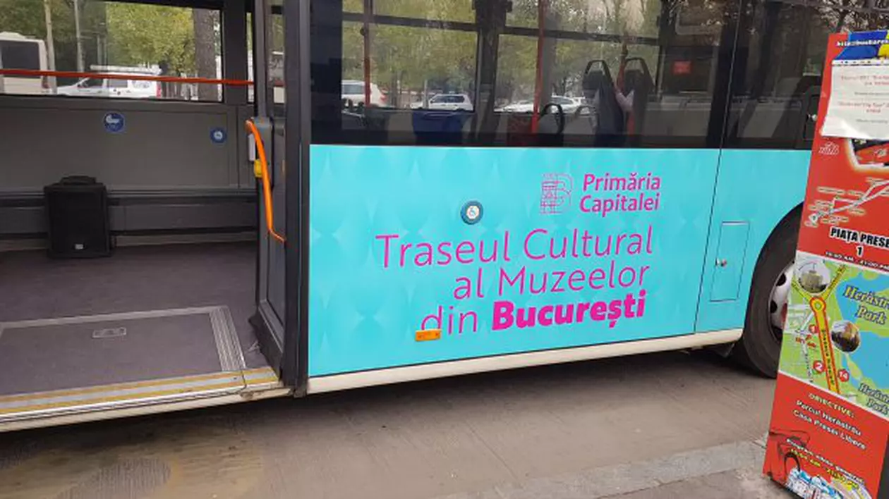 RATB prelungește orarul liniei culturale 362, în Noaptea Muzeelor. Autobuz al liniei 362 oprit la cap de linie, privit din lateral, cu ușile deschise