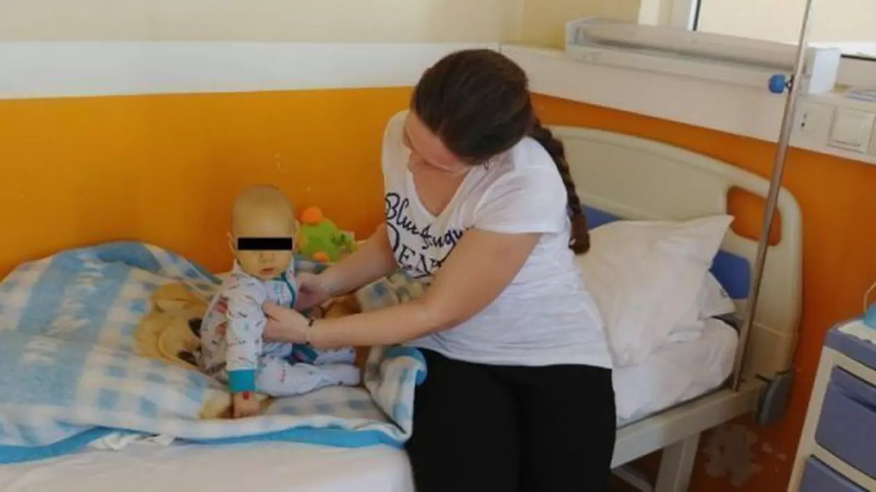 Un băiețel de doar câteva luni din Iași a primit o parte din ficatul mamei lui
