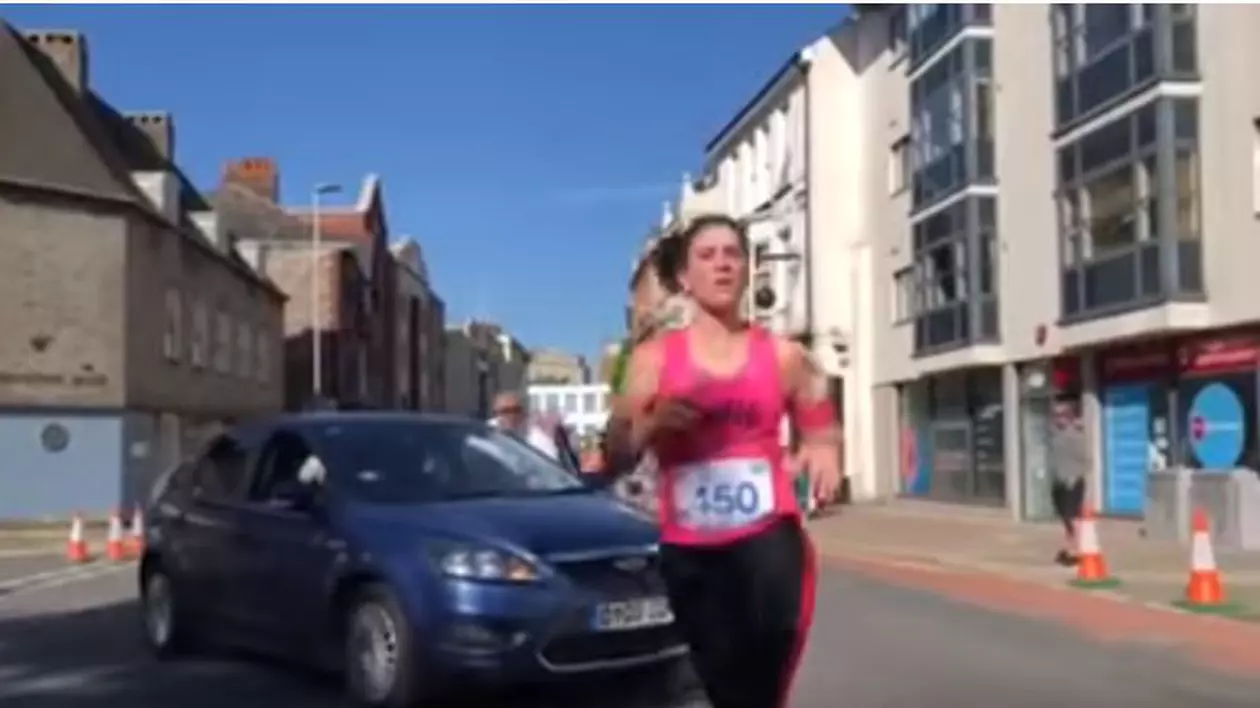 O șoferiță a intrat cu mașina printre oamenii care participau la un maraton