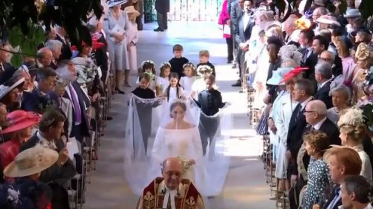 FOTO | Cine a creat rochia de mireasă a lui Meghan Markle