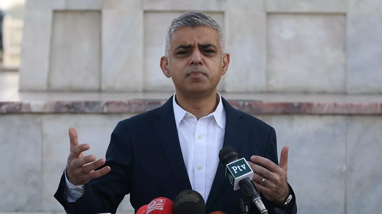 Un nou referendum pentru BREXIT. Primarul Londrei, Sadiq Khan, în timpul unei declarații de presă în aer liber