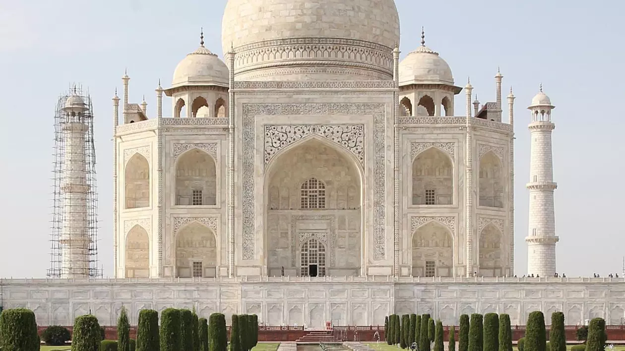 Taj Mahal începe să-și schimbe culoarea din cauza poluării
