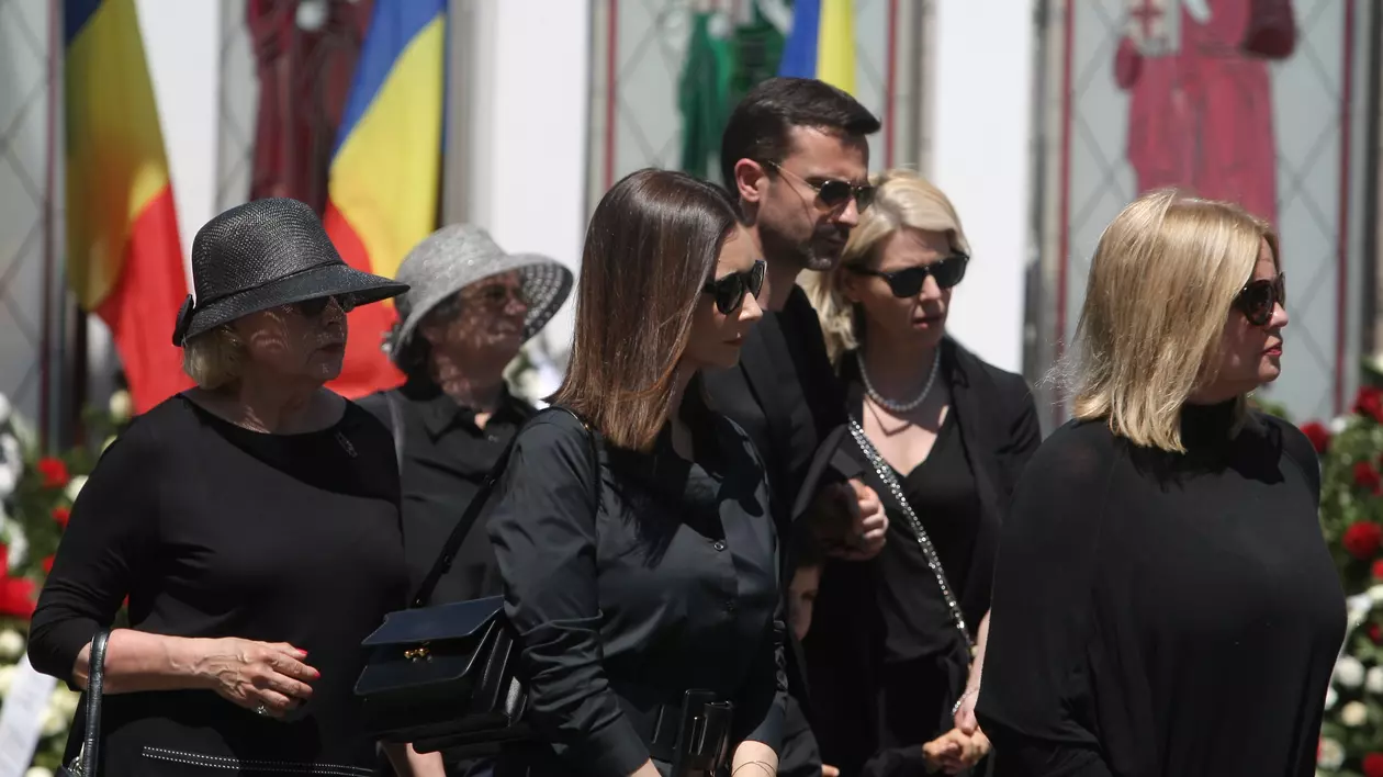FOTO/ Cristina Țopescu, împietrită de durere la înmormântarea tatălui ei. Frații acesteia i-au fost alături