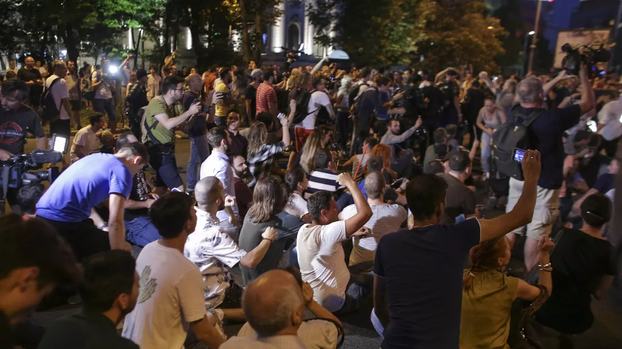 UPDATE. Protest în Piața Victoriei față de adoptarea CPP. Oameni amendați și îmbrânceli cu jandarmii (Foto&Video)