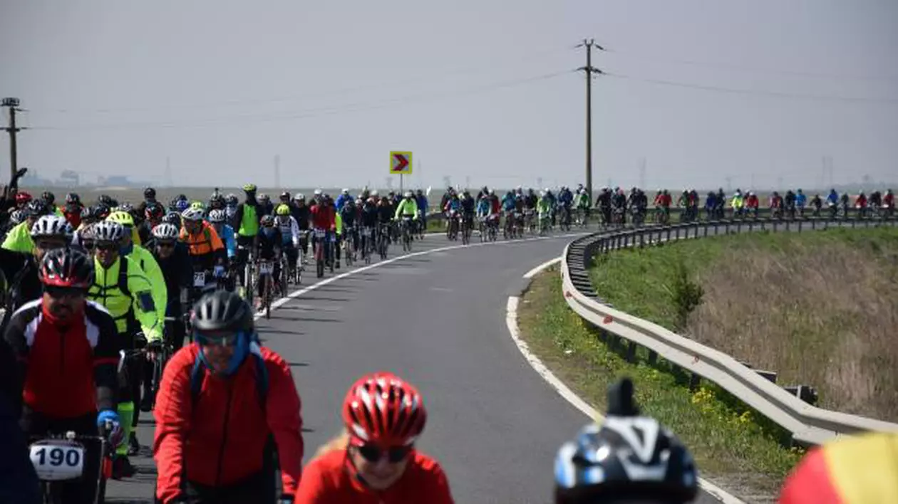 "Pedalăm pentru România". Pe bicicletă din Bucureşti, Timişoara şi Iaşi, până la Alba Iulia