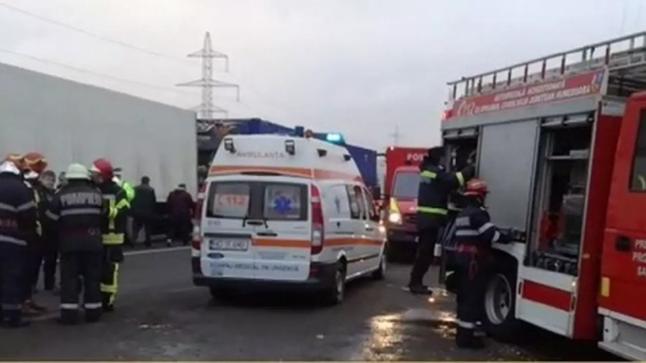 Autospecială de la ISU Bacău, implicată într-un accident auto. Mai multe echipaje de salvarae, ambulanțe și masini de pompieri