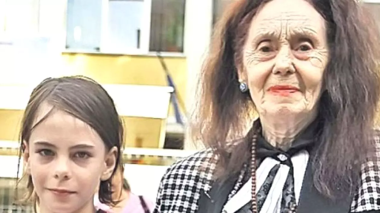 La ce liceu a fost repartizată fiica Adrianei Iliescu. Adriana Iliescu, alături de fiica ei - Eliza, în uniformă - pe când era încă la școală