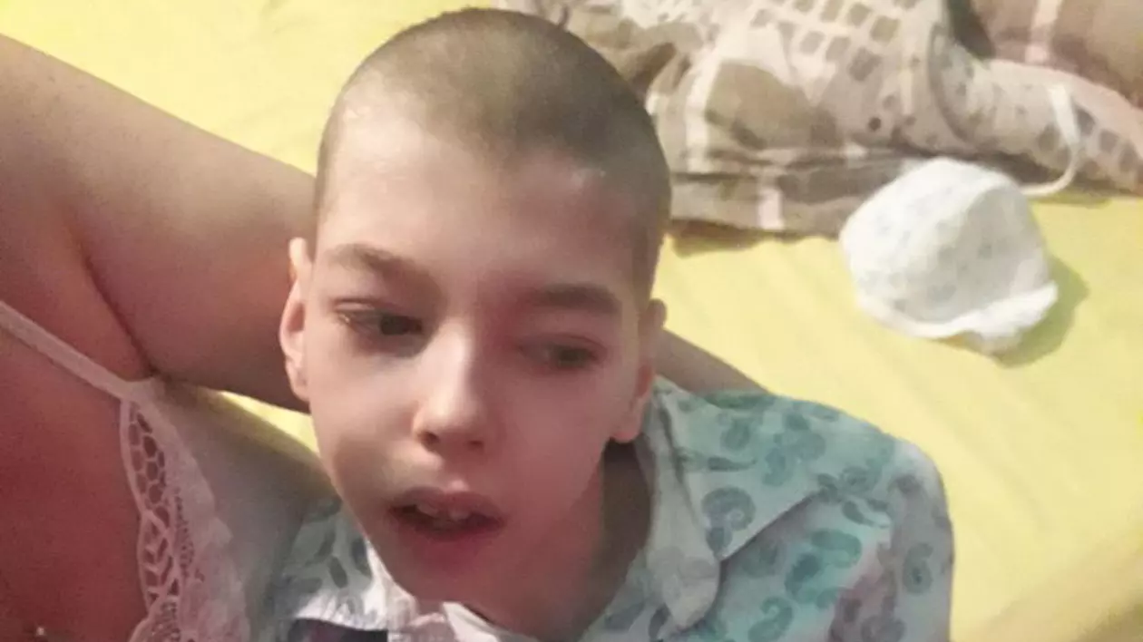Gabriel Marian Giambașu este bolnav de 11 ani. Nu se poate juca, nu poate merge și nu poate vorbi. Orfan din prima zi de viață, băiatul este crescut cu mari greutăți de bunică