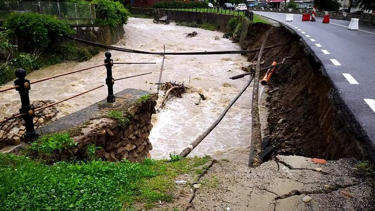 Localități inundate și drumuri blocate, în județul Bacău. Drum din Slănic Moldova, surpat după ploile abundente din județul Bacău