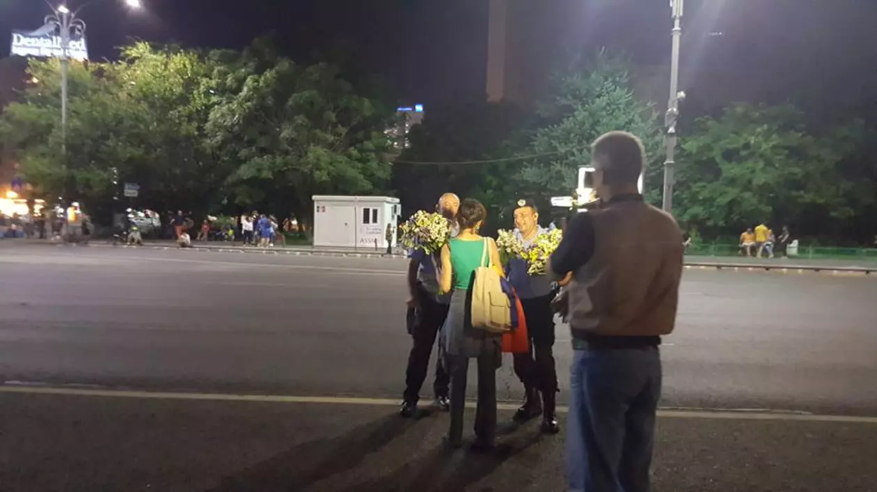 Mesajul jandarmilor pentru protestatarii din Piața Victoriei. Jandarmi, cu flori, printre protestatari.... în Piața Victoriei