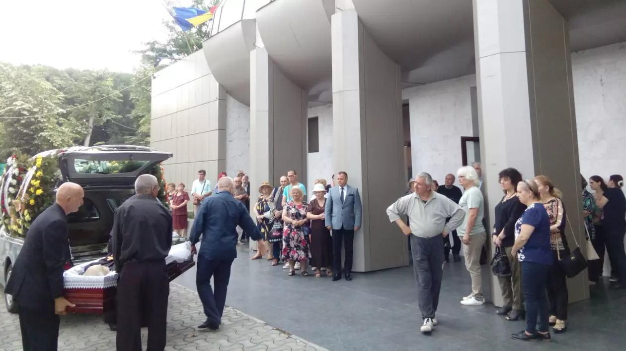 Alexandru Jula a fost condus în aplauze pe ultimul drum. Puțini dintre admiratorii săi au fost prezenți