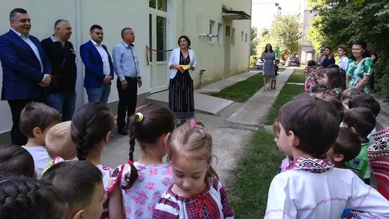 FOTOGALERIE | La Tecuci s-a tăiat panglica pentru o scară de incendiu. Primarul, întâmpinat cu pâine şi sare