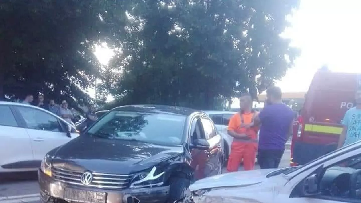 Maşina unui poliţist din Galaţi, implicată într-un accident. Șoferul ar fi fugit de la fața locului, susțin martorii