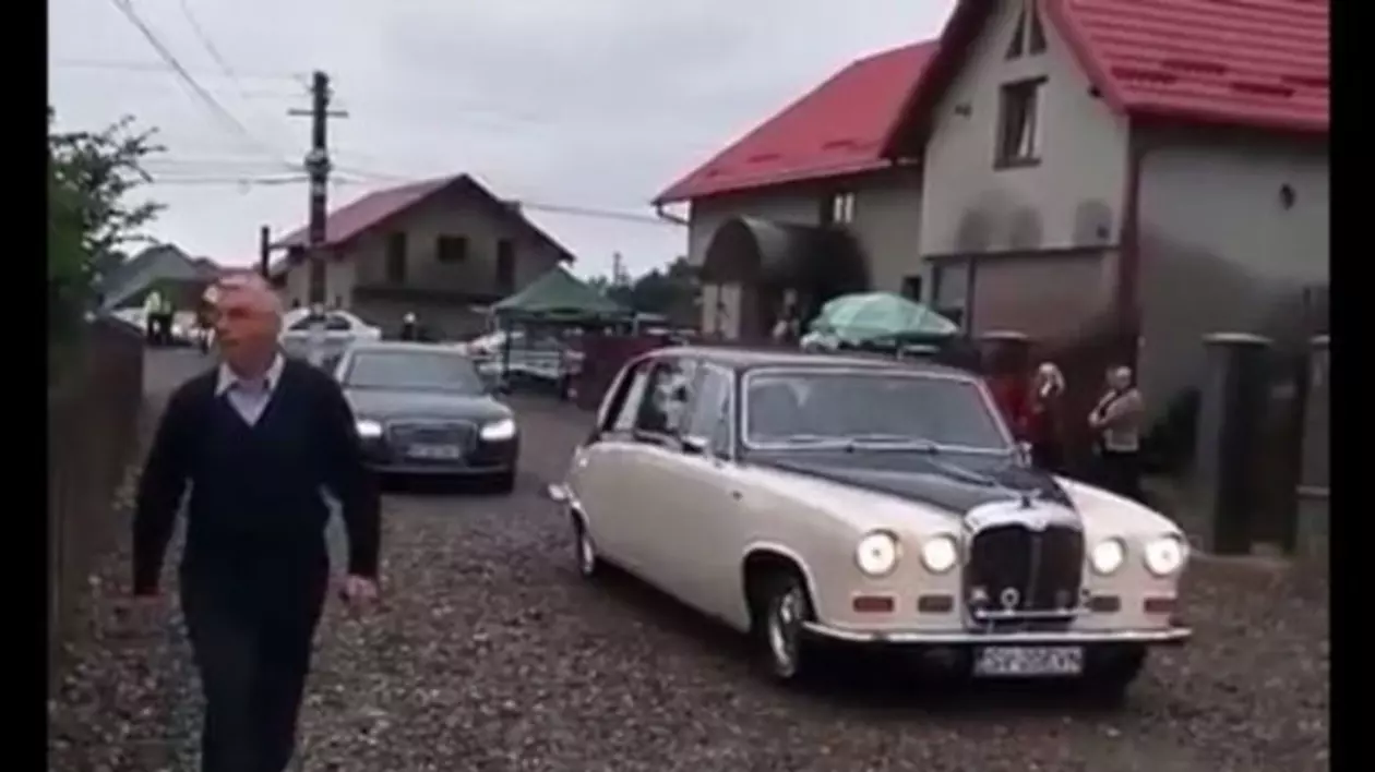 Preoții de rang înalt din Suceava care au venit la slujbă cu un autoturism Rolls-Royce nu aveau rovinieta plătită!