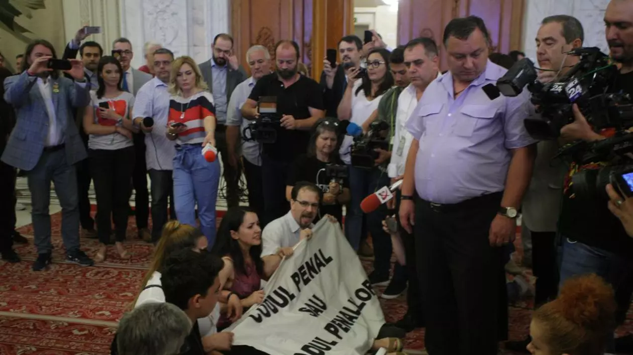 FOTO&VIDEO/ Protest la Parlament în timpul discursului Vioricăi Dăncilă