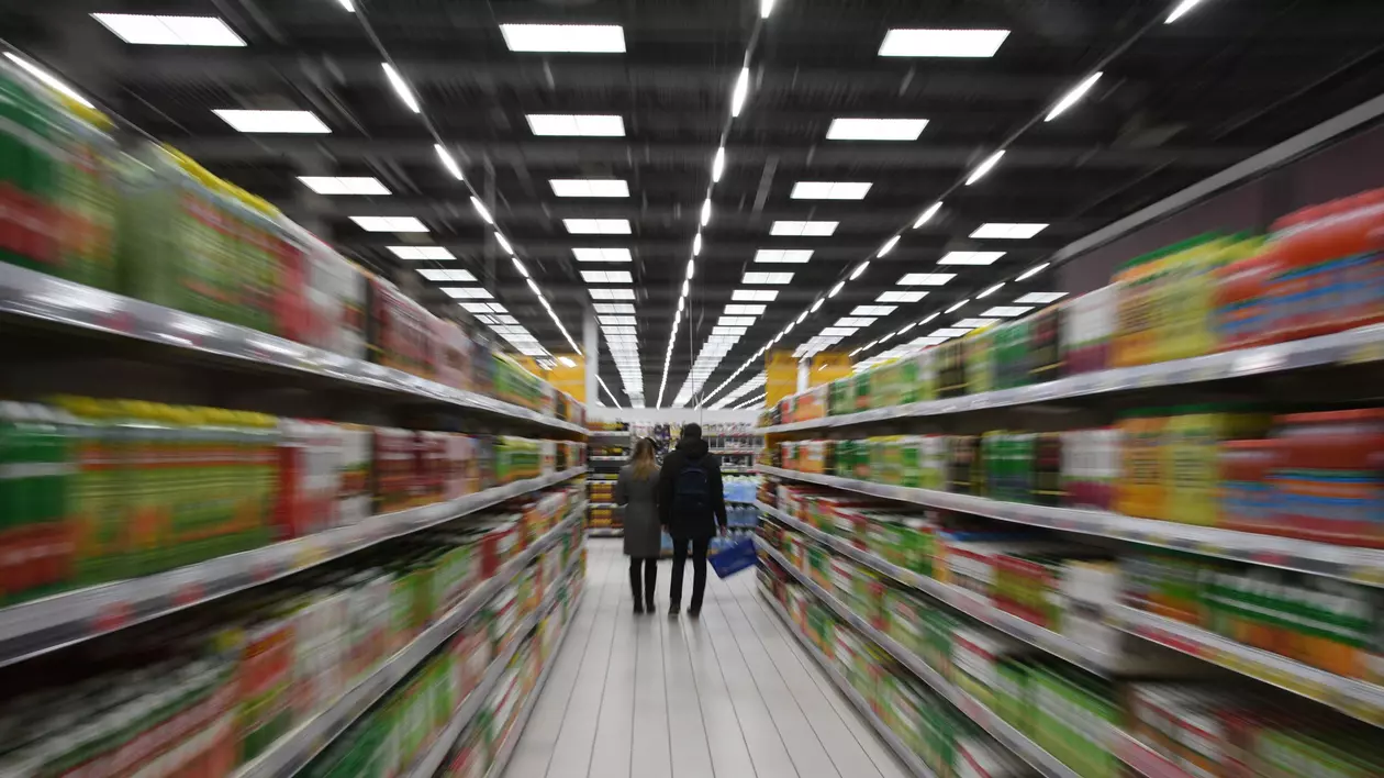 Românii au lăsat anul trecut 62 de miliarde de lei în conturile marilor retaileri. Rafturi cu alimente într-un hipermarket