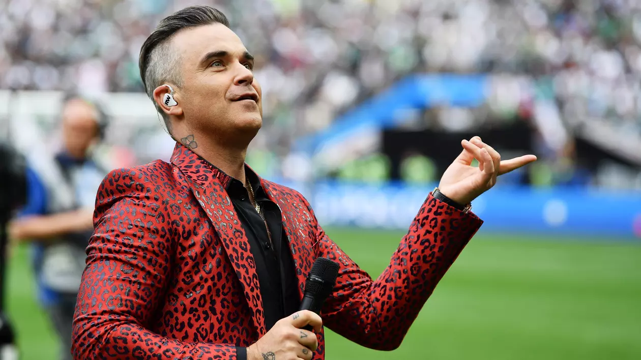 Posibilele explicații ale gestului jignitor făcut de Robbie Williams în timpul ceremoniei de deschidere a Cupei Mondiale | VIDEO