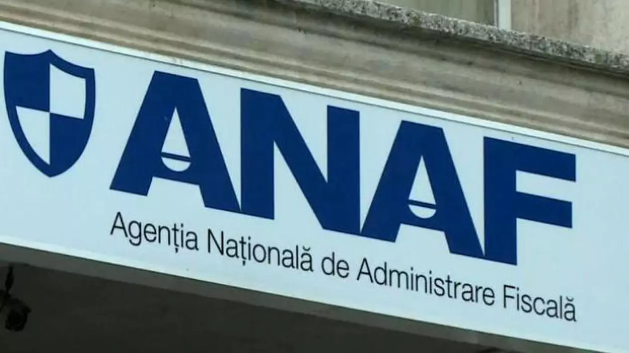 Contribuabilii sunt nemulțumiți de sistemul IT învechit al ANAF. Sigla ANAF, pe sediul Agenției