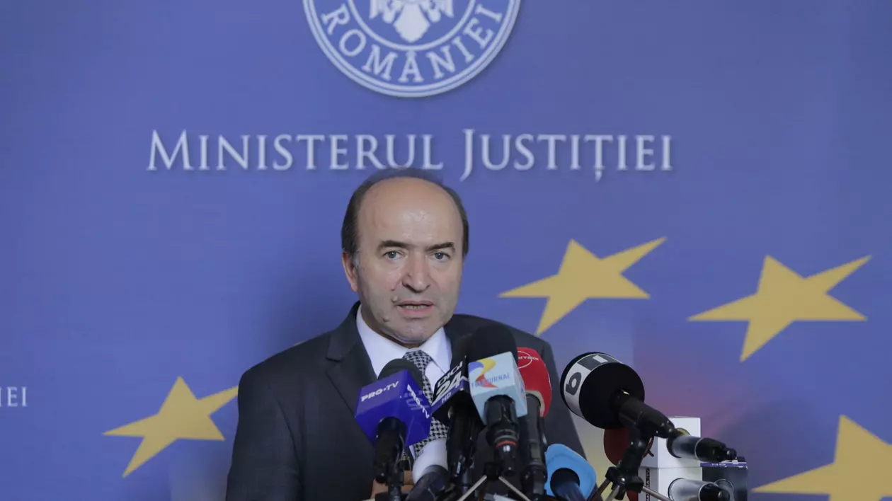 Reacția lui Tudorel Toader, după decizia CCR privind protocoalele. Tudorel Toader, în timpul unei conferințe de presă la sediul Ministerului Justiției