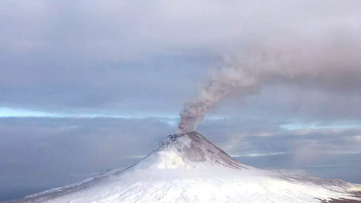 Un vulcan din Alaska este pe punctul de a erupe